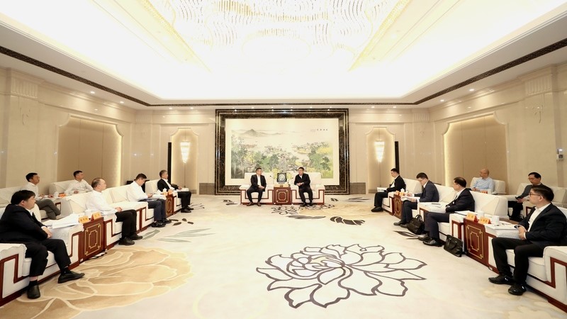 王维会见中建二局董事长石雨一行