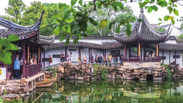 秋天的网师园吸引游客游玩