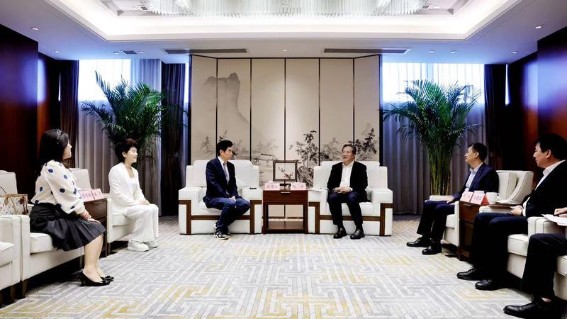 范波与波司登集团董事局主席高德康一行座谈交流