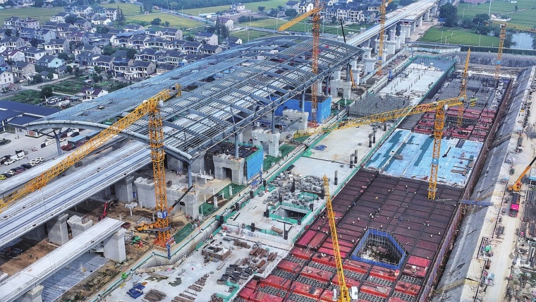 通苏嘉甬高铁常熟西站建设现场塔吊林立一派繁忙景象